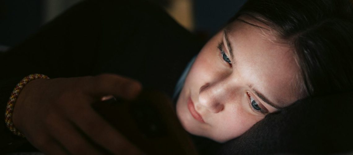 Peut-on devenir myope à cause du téléphone ?